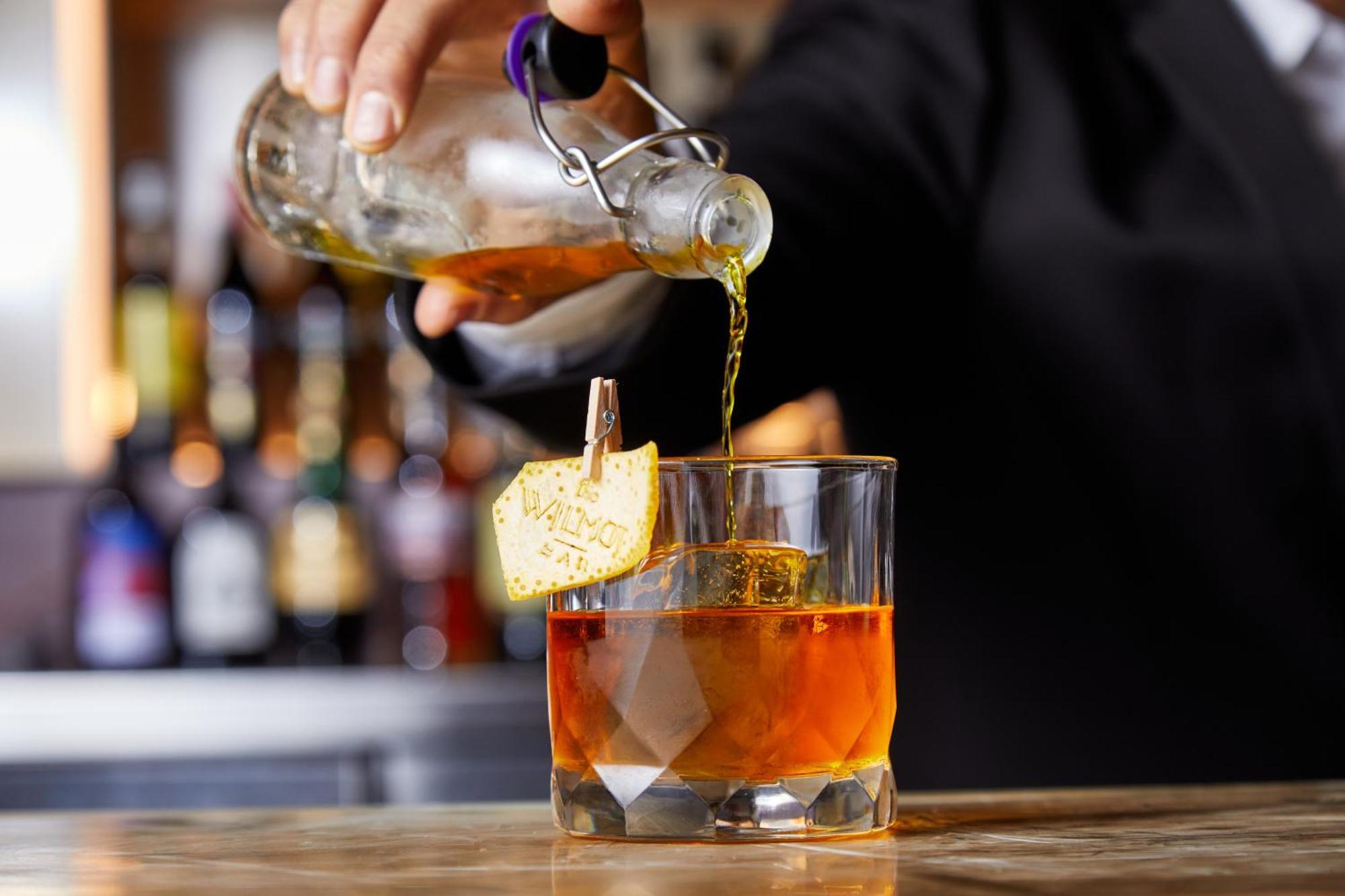 Kimpton Margot Sydney By Ihg Hotel Ngoại thất bức ảnh A bartender pouring a Old Fashioned