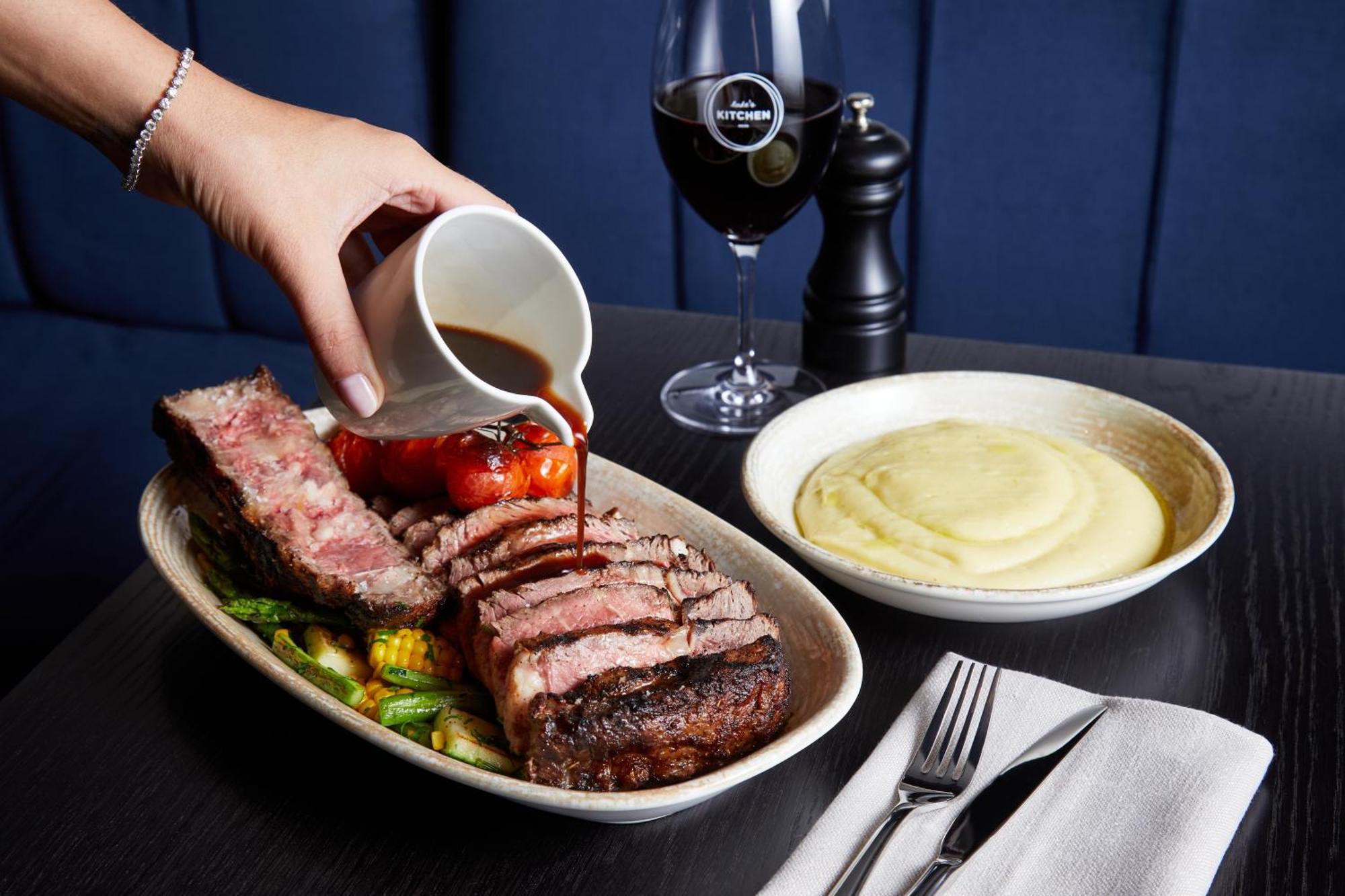 Kimpton Margot Sydney By Ihg Hotel Ngoại thất bức ảnh A steak being served with a side of mashed potatoes
