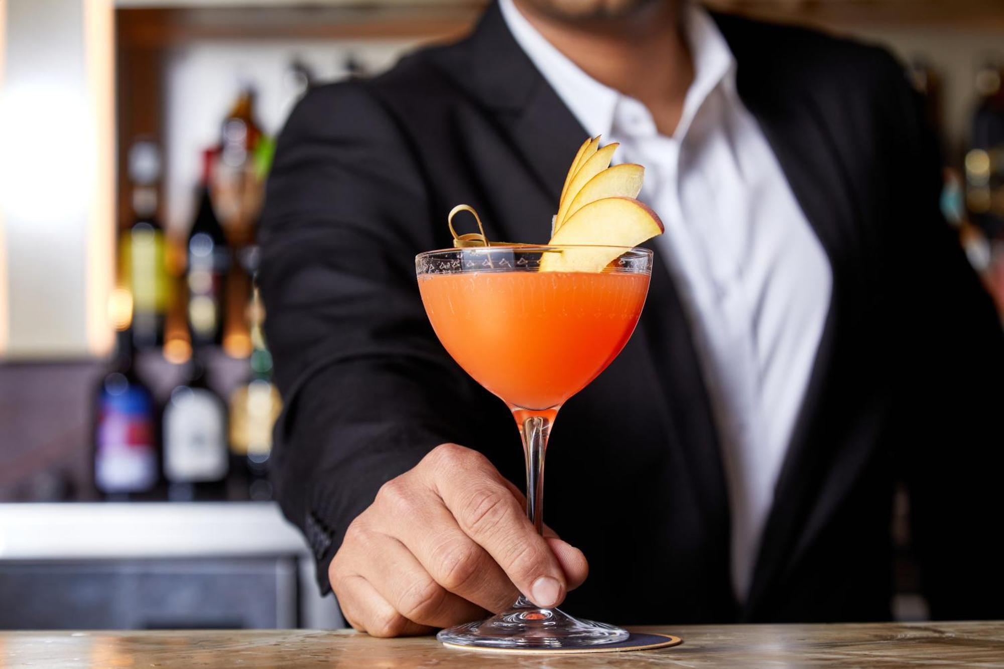 Kimpton Margot Sydney By Ihg Hotel Ngoại thất bức ảnh A bartender serving a cocktail